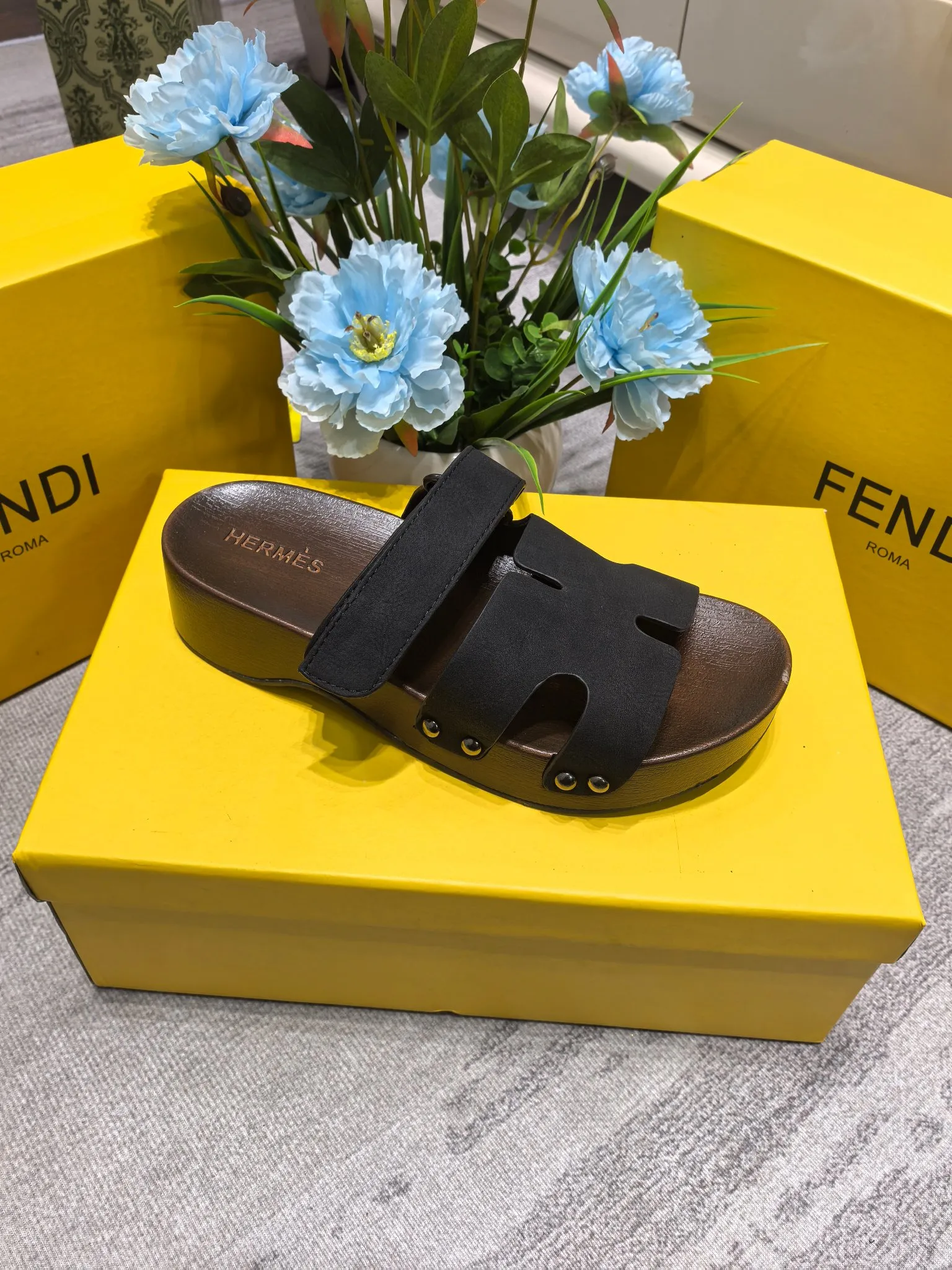 👟👟Ex-factory price 480👟👟Hermes second uncle clog slippers, original development + British retro design, classic and durable! The ultimate 1:1 body shape, imported high-end fabrics showing exquisite texture! Customized A-grade wood sole with mold opening and luxurious packaging! - Unique quality, 35-40 41 42 customized, non-refundable and non-exchangeable